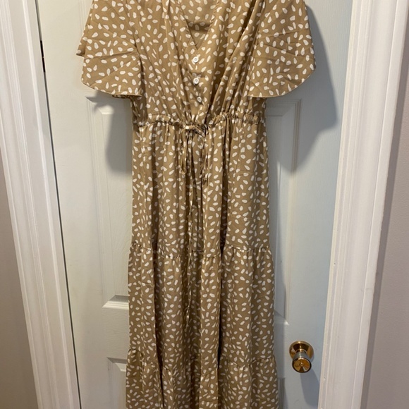 Short Sleeve Taupe Dot Print Tiered Maxi - Picture 3 of 3